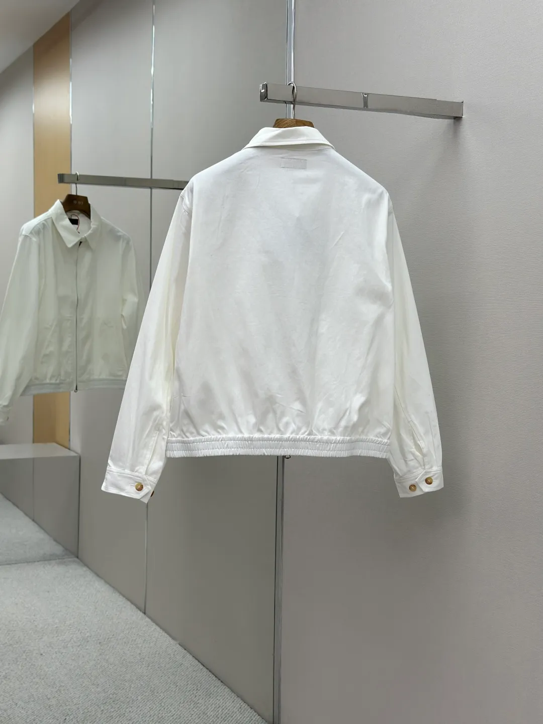 P480 Ralph Lauren embroidered zipper jacket. Customized cloud-velvet white twill cotton. Soft and silky. Comfortable against the skin. Dressed in pure white. Exuding innate elegance. Exquisite indigo pony logo embellished with it. Fully recognizable. Bringing an atmosphere of freedom and vitality. Pure and smart color symphony. Reconstructing classics with neat silhouettes and defining modern relaxation with versatile genes. Process 1: Using imported machine embroidery technology. Use advanced computer control systems and precision mechanical components to achieve iconic pony embroidery operations with high precision and smooth and delicate lines. Process 2: Template machine bag opening. The preset template guides the position, shape and size of the bag opening. The accuracy ensures the quality of the bag opening effect. Process 3: The hem is made in one go using a three-needle waist-drawing machine. The elastic band and fabric are sewn together in the same process using the machine's special needle position and feeding mechanism. The three-needle design is stronger and can evenly distribute pressure. Ensure that the elastic band and the fabric are closely attached. Process 4: The fabrics are washed carefully and have a better hand feel. Not easy to deform, not easy to shrink, not easy to fade, and maintain long-term beauty. Accessories: Customized Ralph Lauren engraved buckle, Customized Ralph Lauren bronze zipper, Customized Ralph Lauren trademark. Version: Fitted version. Size: S M L XL